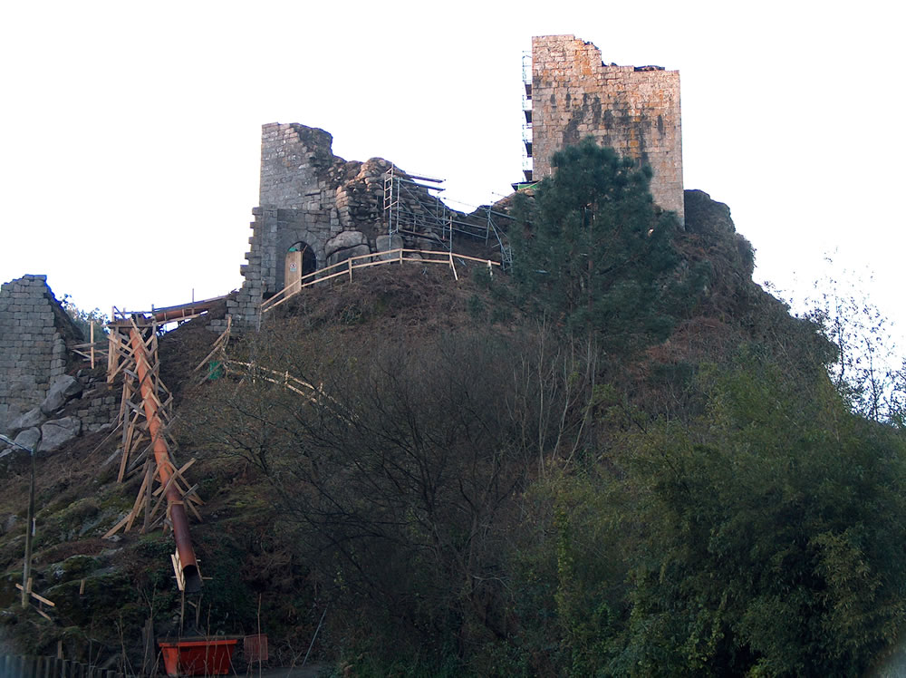 Obras no castelo de Narahío (San Sadurniño) con cargo ao 1%. Foto: Fomento