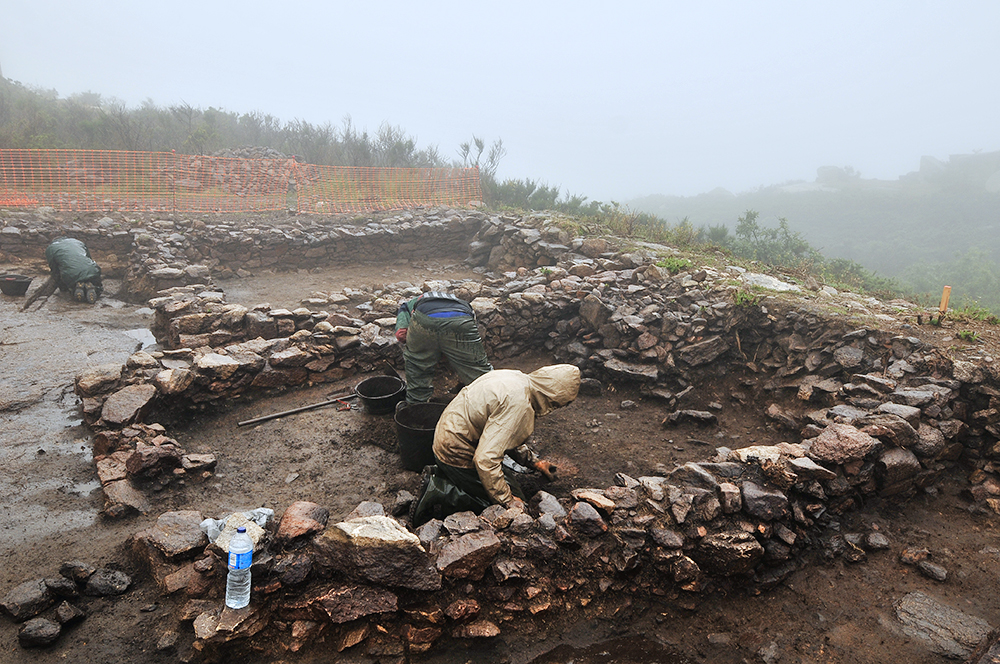 Cabanas cadrangulares adosadas á muralla. Foto: Sole Felloza