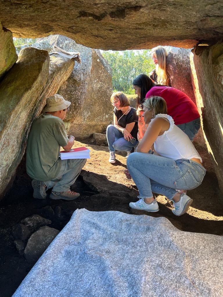 Visita do concello de Vimianzo ao dolmen de Pedra Cuberta. Foto: Concello de Vimianzo. 