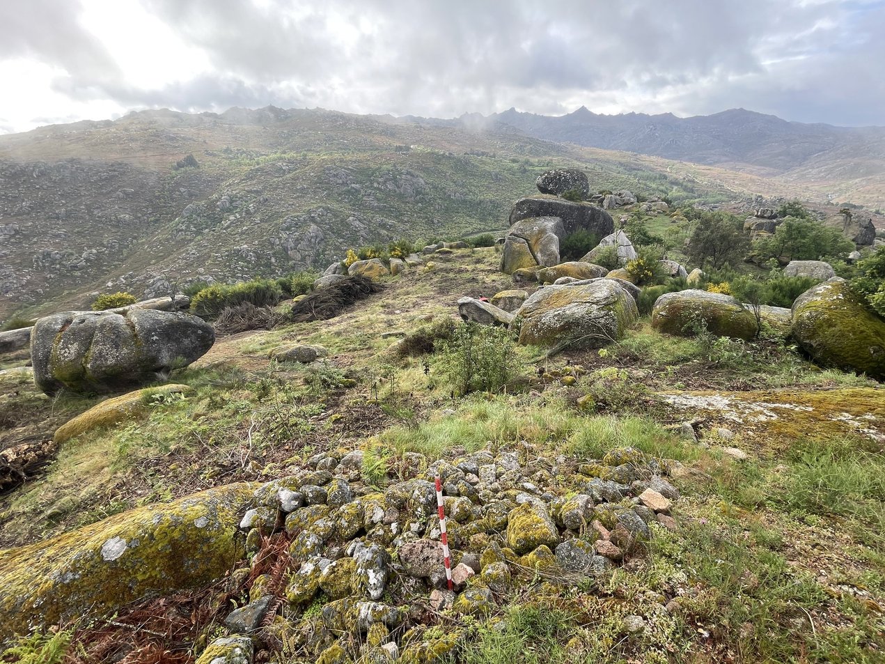 Pedras que agachan grandes silencios. Pedras que agachan grandes silencios