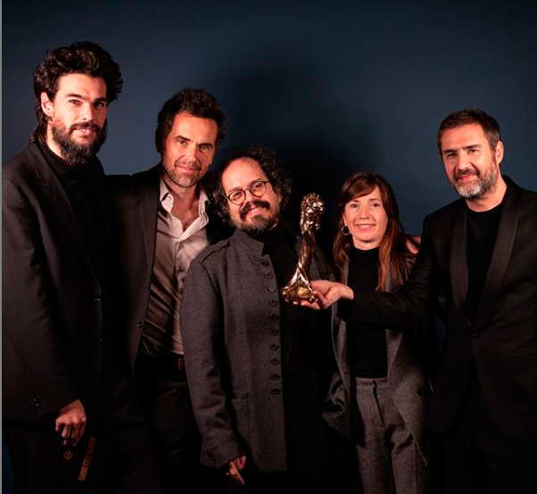 O equipo de 'O que arde' posando tras recoller o Premi Gaudí  Foto: Acadèmia del cinema Català en instagram