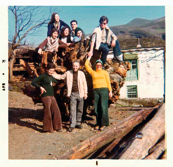 Xesús Mato (no centro) xuntos a integrantes de Fuxan os Ventos en 1974 en Folgoso do Courel        Foto: Catálogo da exposición 'Fuxan os Ventos 50 anos de Historia