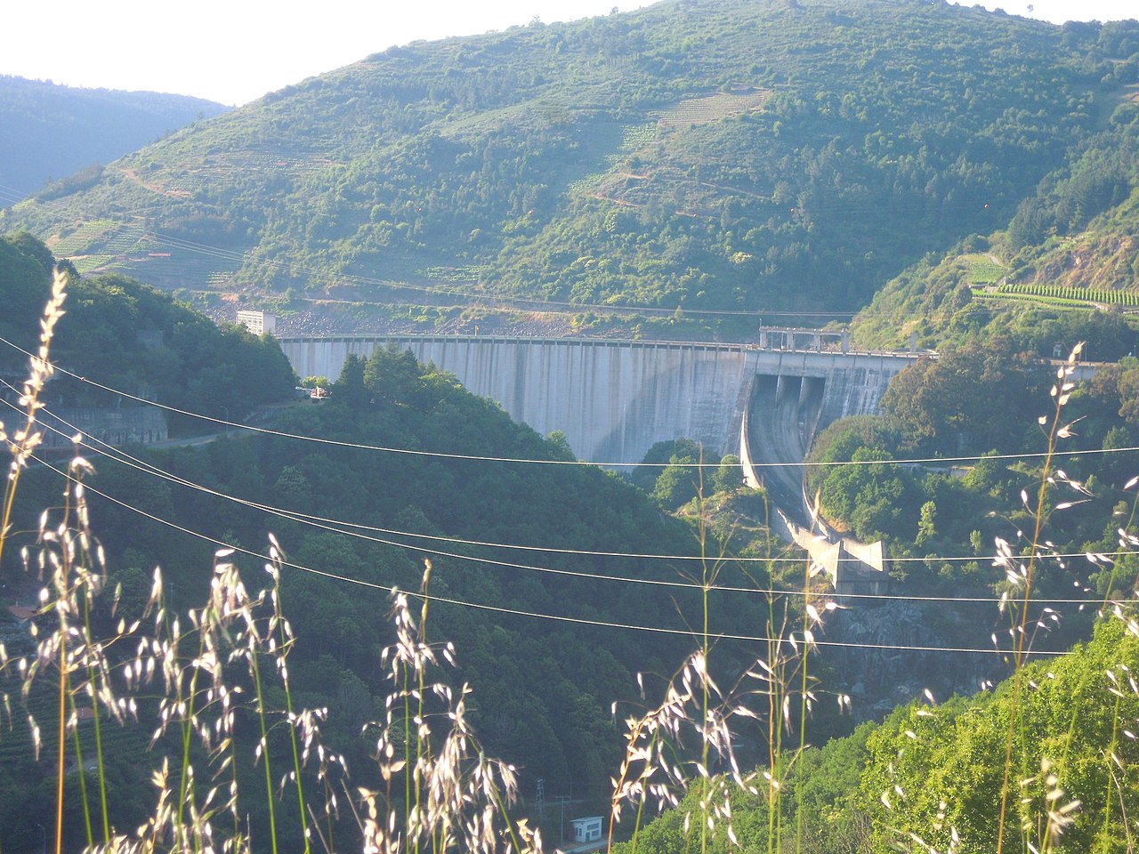 Presa do Encoro de Belesar. Fotografía de Adrián Estévez (Estevoaei). Fonte: Wikimedia Commons