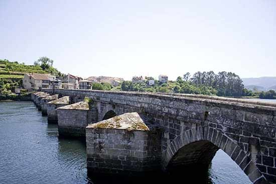 Ponte de Ponte Sampaio. Fonte: Turismo de Galicia