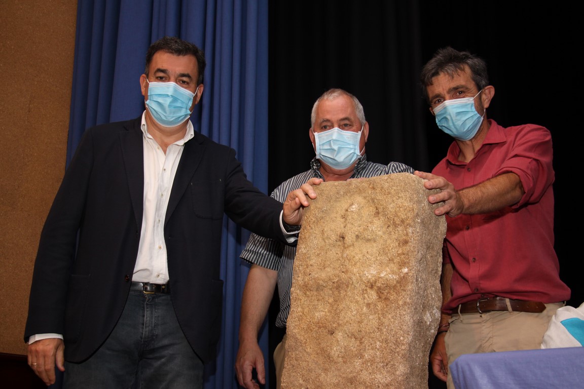 Imaxe da presentación da estela funeraria da Illa Coelleira