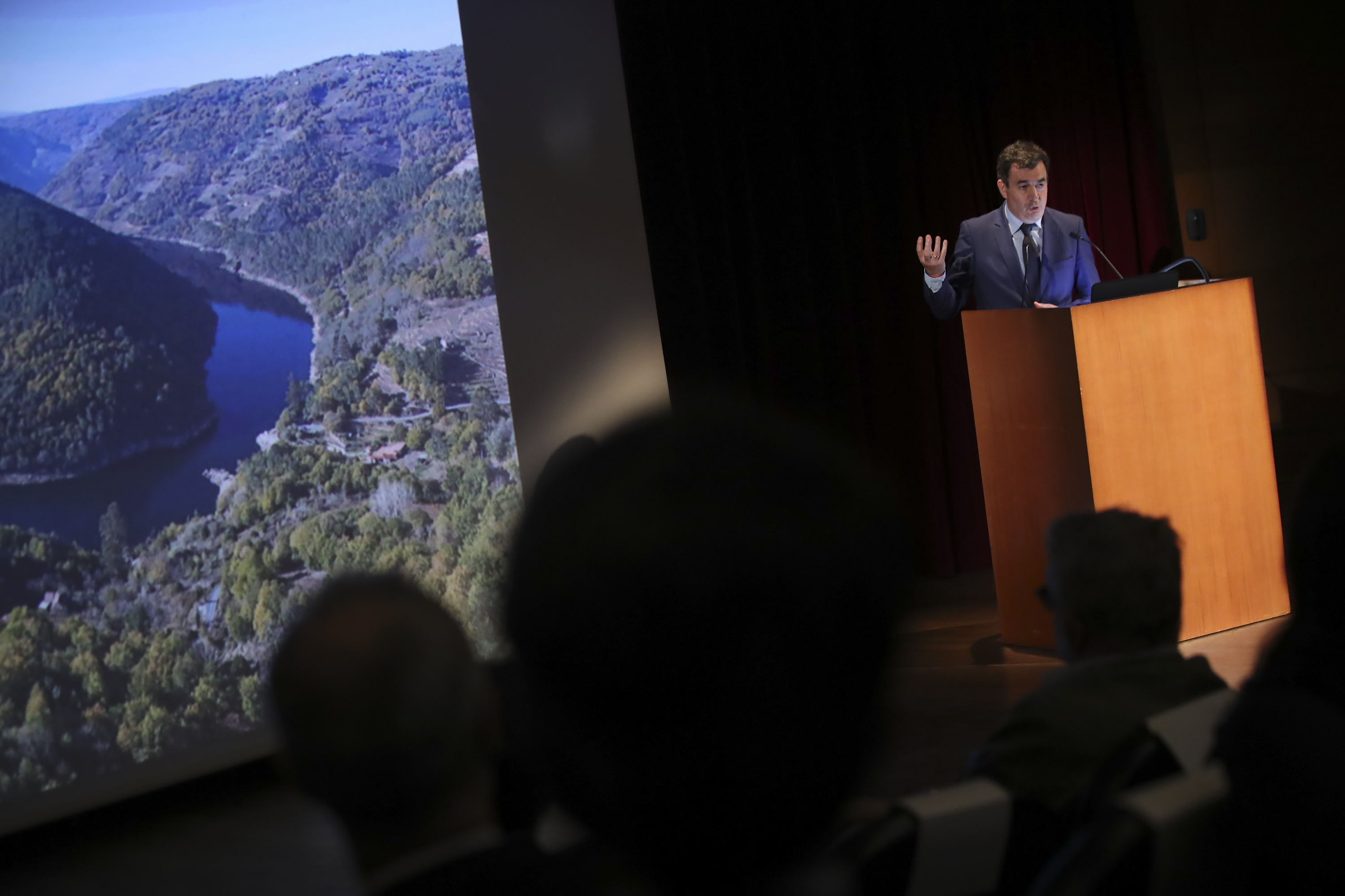 Presentación de Román Rodríguez da candidatura da Ribeira Sacra no Museo do Prado. Fonte: Consellería de Cultura.