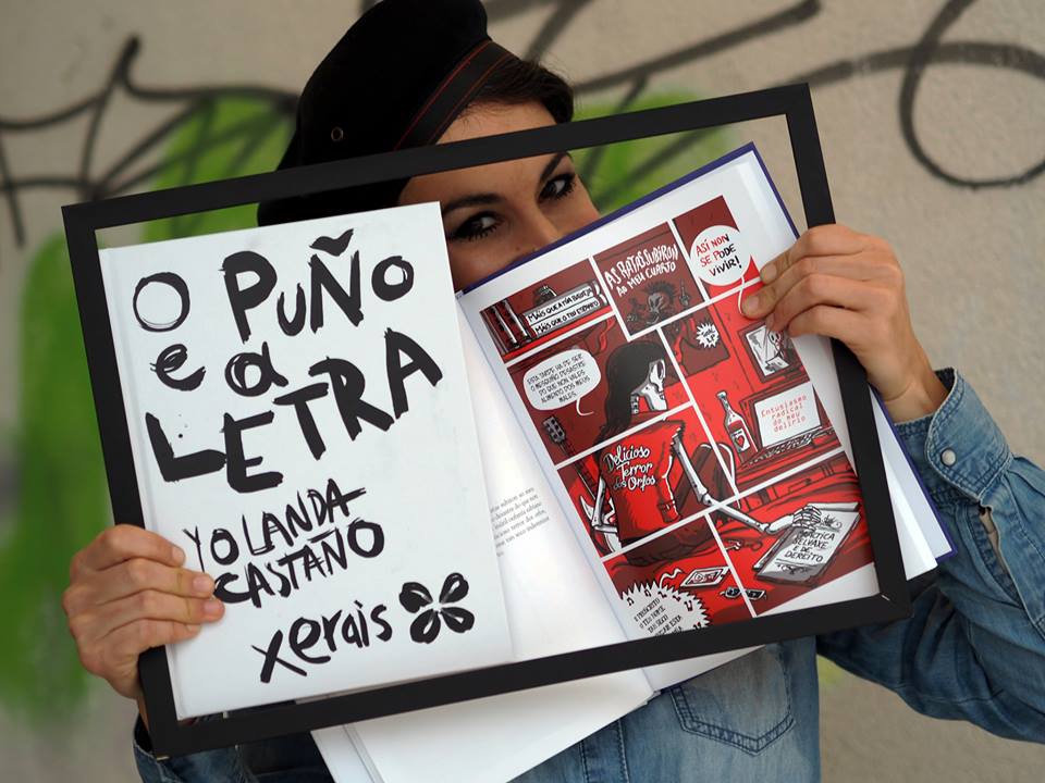 Yolanda Castaño con <i>O puño e a letra</i>. Foto do Facebook da autora.