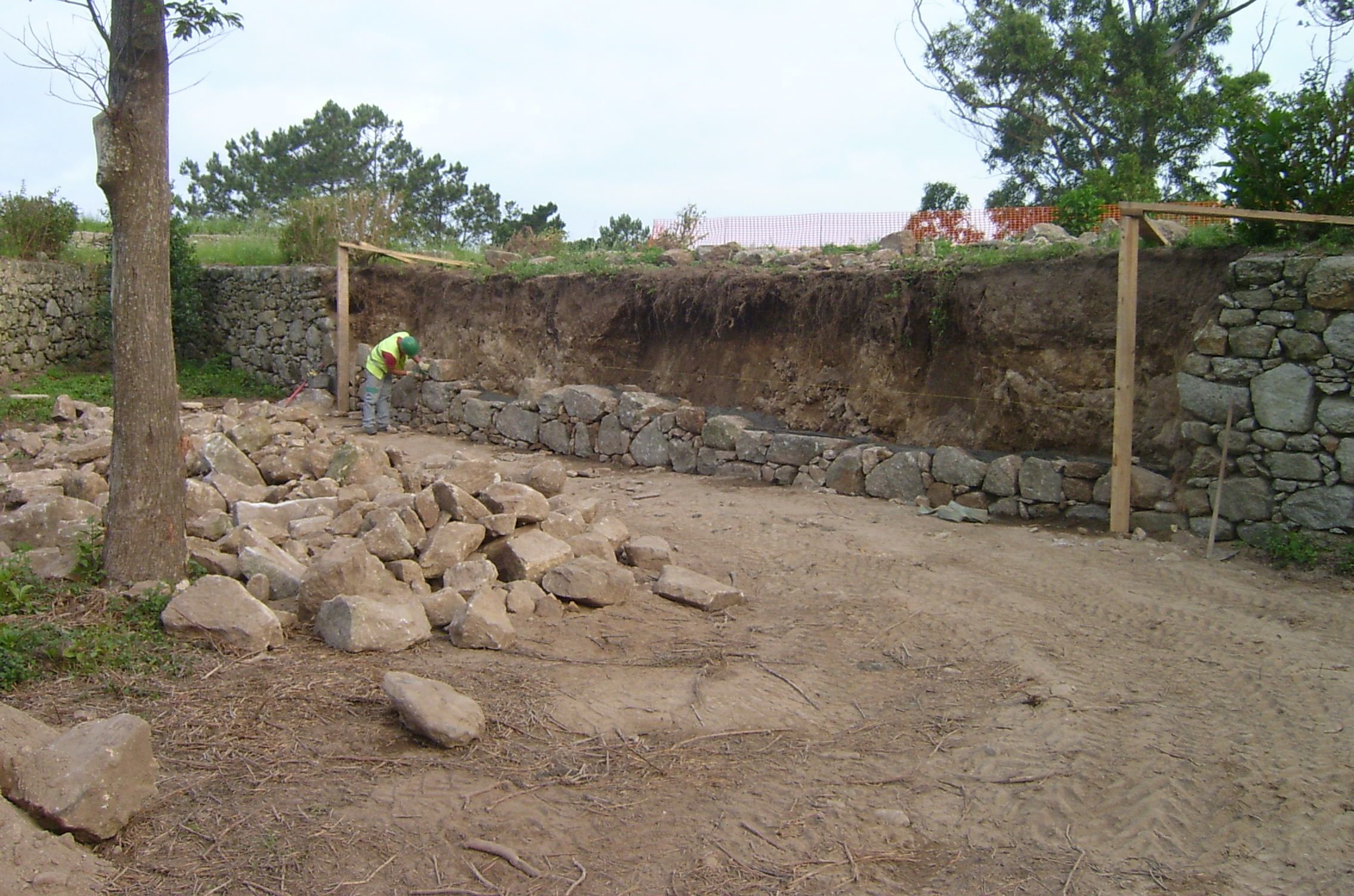 Reconstrución dun muro no Castelo de Santa Cruz