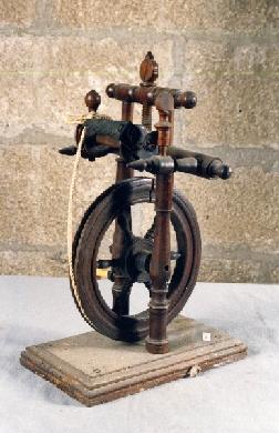 Roda de fiar con dobre correa de transmisión. Museo Etnolóxico de Ribadavia