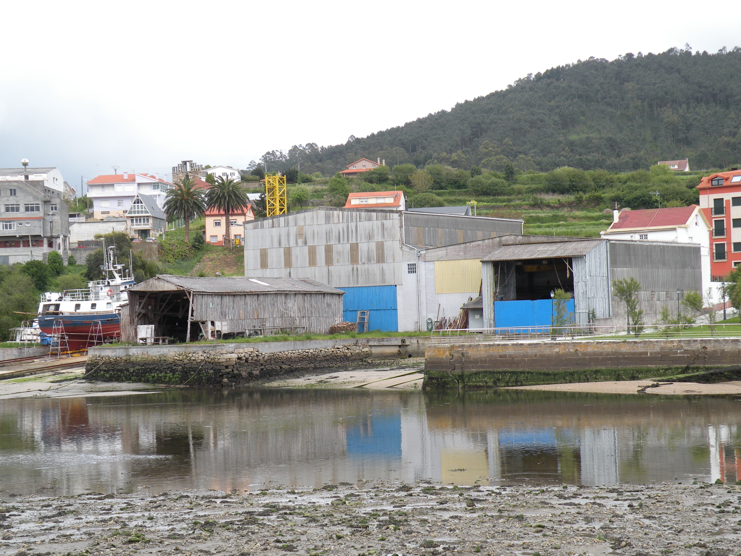 Exterior do estaleiro Roseva. Cabana de Bergantiños.