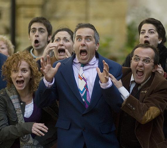 Avelino González, no centro, nunha imaxe da serie Padre Casares