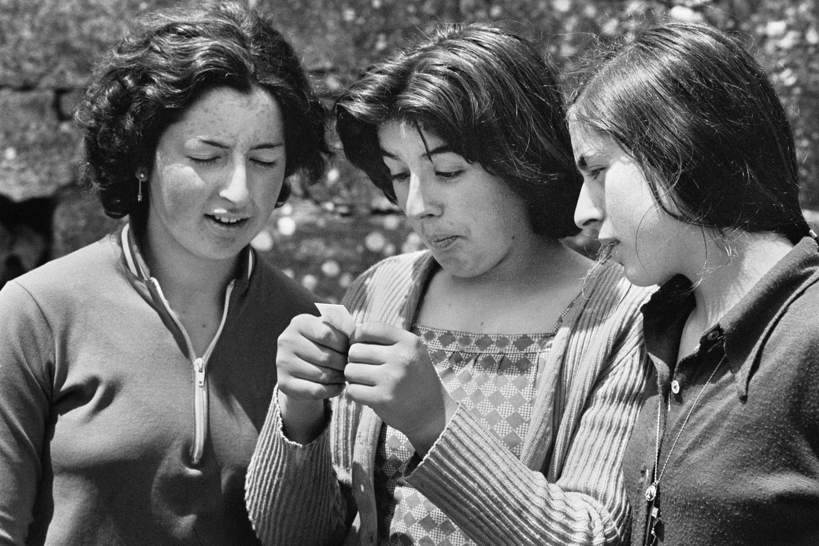 Sorprendidas, Carmen, Sara e Isabel, da familia Fisteos Soengas. Muimenta, Lalín, 1978.