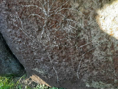 Unha das figuras aparecidas no dolmen. Fonte: Concello de Vimianzo.